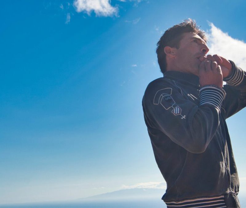 Silbador gomero practicando el silbo